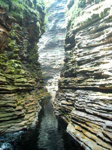 Cachoeira do Buração, em Ibicoara, na Chapada Diamantina, Bahia. Pedras formam um camino no formato espiral.